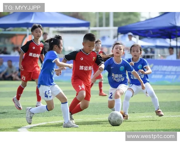 官方买足球助力青少年体育发展推动全民健身新风尚