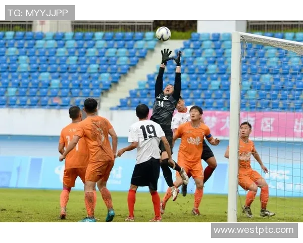 火红足球激情四溢点燃梦想赛场展现青春风采与团队精神