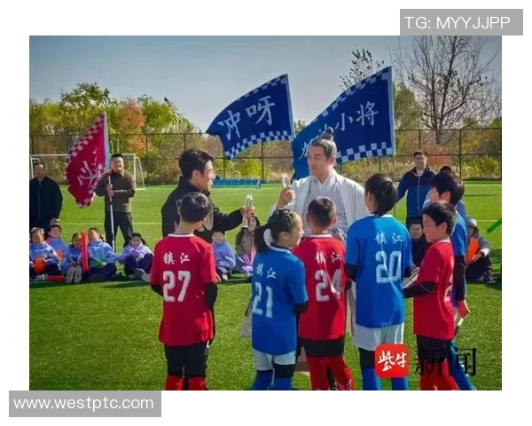 足球小曼的成长之路：从青涩少年到绿茵场上的闪耀明星